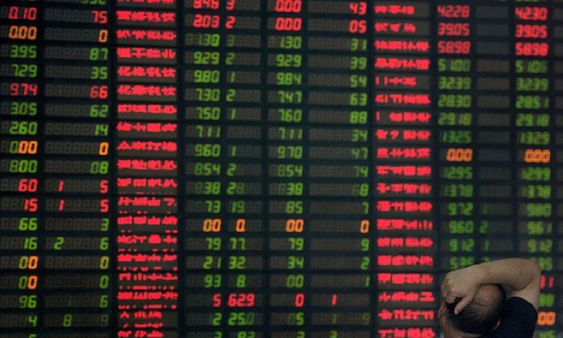 Investidor observa telas que mostram a movimentação do mercado de ações em uma agência de corretagem em Xangai, em 1º de setembro de 2015 (Johannes Eisele/AFP/Getty Images)