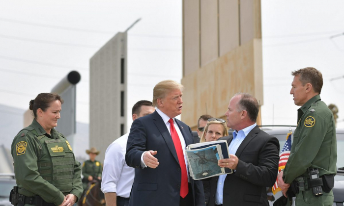 Presidente Donald Trump (C) é mostrado protótipos de muro de fronteira em San Diego, Califórnia, em 13 de março de 2018 (Mandel Ngan / AFP / Getty Images)