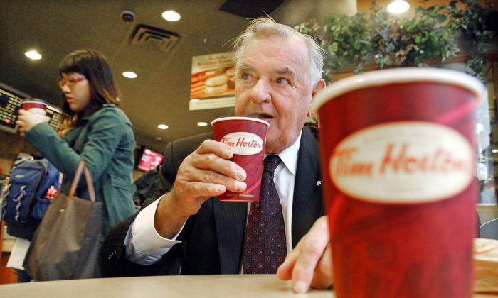 Ron Joyce toma um café em Toronto na sexta-feira, 20 de outubro de 2006. Joyce, co-fundadora do império Tim Hortons, faleceu aos 88 anos (The Canadian Press / Aaron Harris)