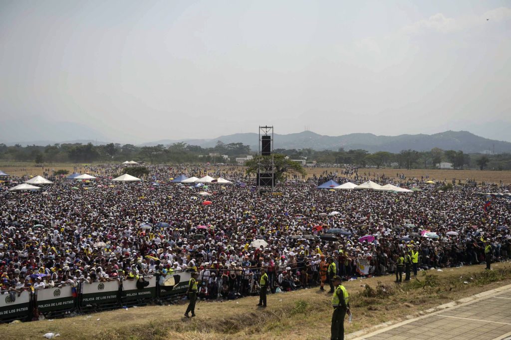Pessoas participam do concerto "Venezuela Aid Live", organizado para arrecadar fundos para o esforço de ajuda para a Venezuela na Ponte Internacional Tienditas, em Cúcuta, Colômbia, em 22 de fevereiro de 2019 (Raul Arboleda/AFP/Getty Images)