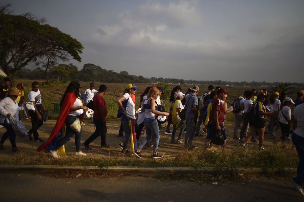 Pessoas caminham até o local onde aconteceu o concerto "Venezuela Aid Live" na Ponte Internacional Tienditas, em Cúcuta, Colômbia, em 22 de fevereiro de 2019. O show foi organizado pelo bilionário britânico Richard Branson para arrecadar fundos para o esforço de ajuda para a Venezuela (Luis Robayo/AFP/Getty Images)