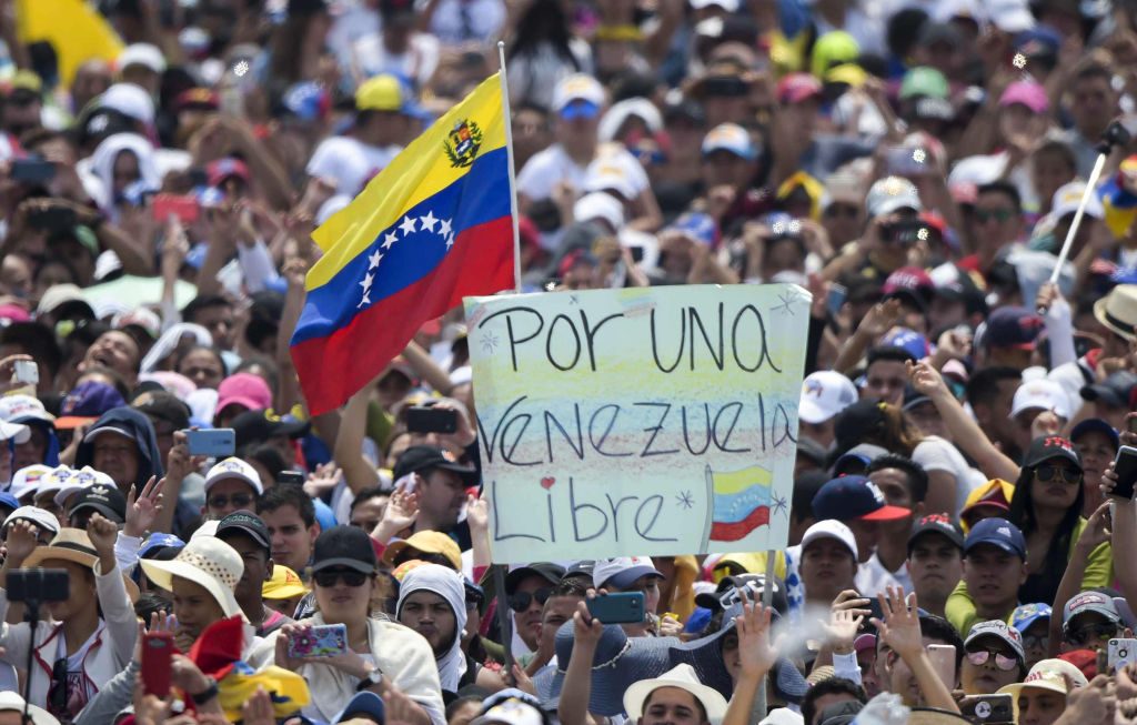 Pessoas assistem ao show "Venezuela Aid Live", organizado para arrecadar fundos para o esforço de ajuda venezuelano na Ponte Internacional Tienditas, em Cúcuta, Colômbia, em 22 de fevereiro de 2019 (Raul Arboleda/AFP/Getty Images)