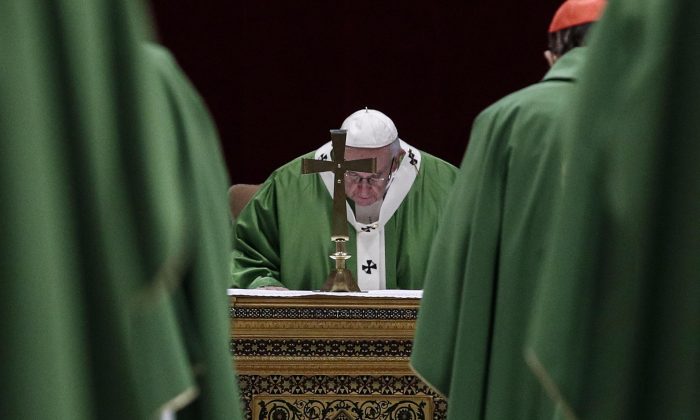 Papa Francisco condena crise de abusos do clero, mas falha em oferecer ação concreta