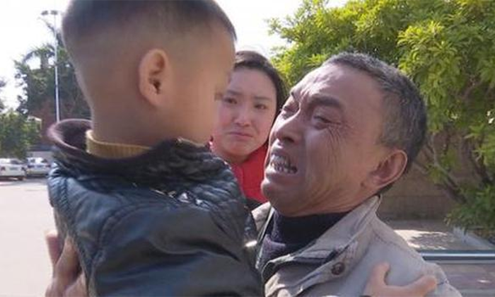 Feng reencontra seu neto pela primeira vez, após estar mais de um ano desaparecido, depois que a polícia o encontrou (Beijing Youth Daily / weibo.com)
