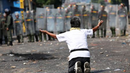 Ajuda humanitária da Venezuela foi recebida com gás lacrimogêneo e tiros nas fronteiras
