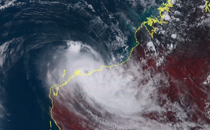 Residentes australianos se escondem quando ciclone Verônica chega à terra firme como tempestade de categoria 3