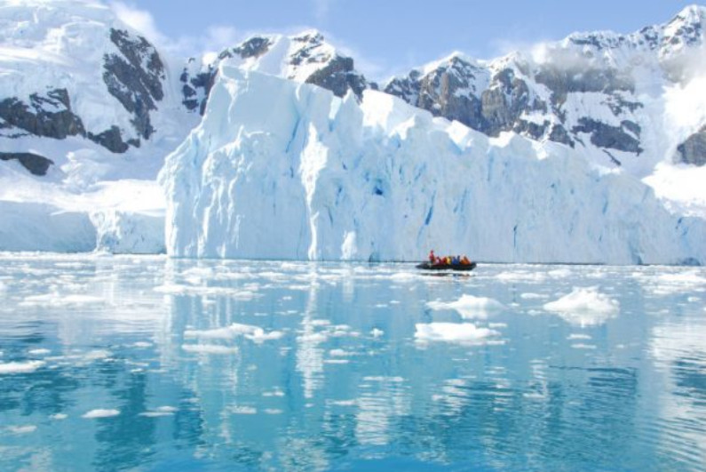 Iceberg na costa da Antártida (Shutterstock)