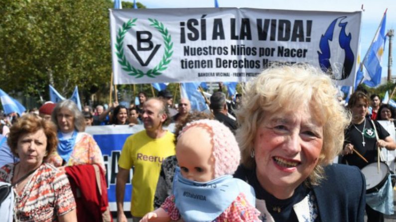 Imagem publicada por Telam que mostra manifestantes contra o aborto em Buenos Aires em 23 de março de 2019 (FLORENCIA DOWNES / AFP / Getty Images)
