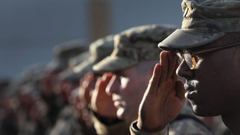 Pentágono assina diretiva para implementar proibição de Trump para transexuais no exército