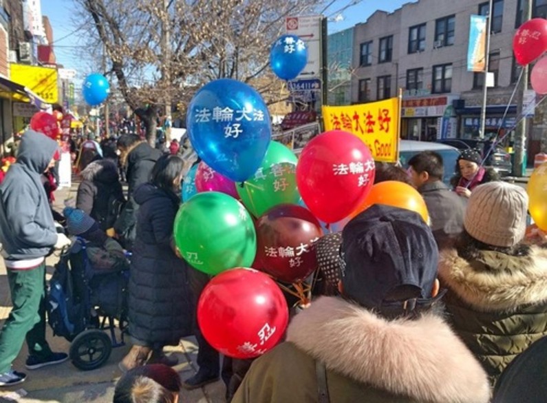 Praticantes distribuem materiais do Falun Gong na Oitava Avenida e ajudam os chineses a renunciarem ao partido comunista (Minghui.org)