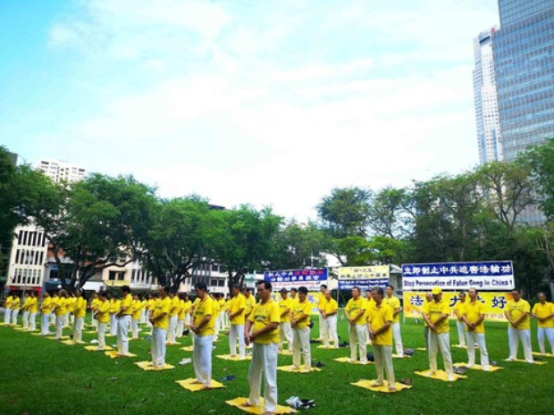 Praticantes demonstraram os exercícios do Falun Gong no Parque Hong Lim em 15 de abri de 2019 (Minghui.org)