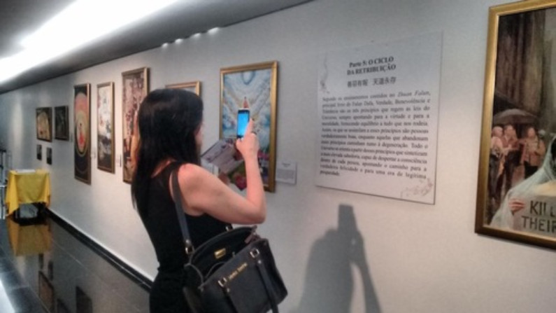 Sandra, dos EUA, visita a exposição (Minghui.org)