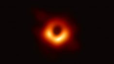 Cientistas revelam primeira imagem já registrada de um buraco negro no espaço