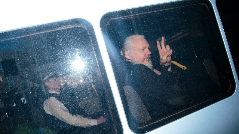 Presidente do Equador diz ter negociado condições para entregar Assange