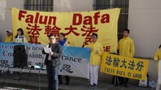Praticantes do Falun Gong protestam em frente à embaixada chinesa na França contra décadas de perseguição na China