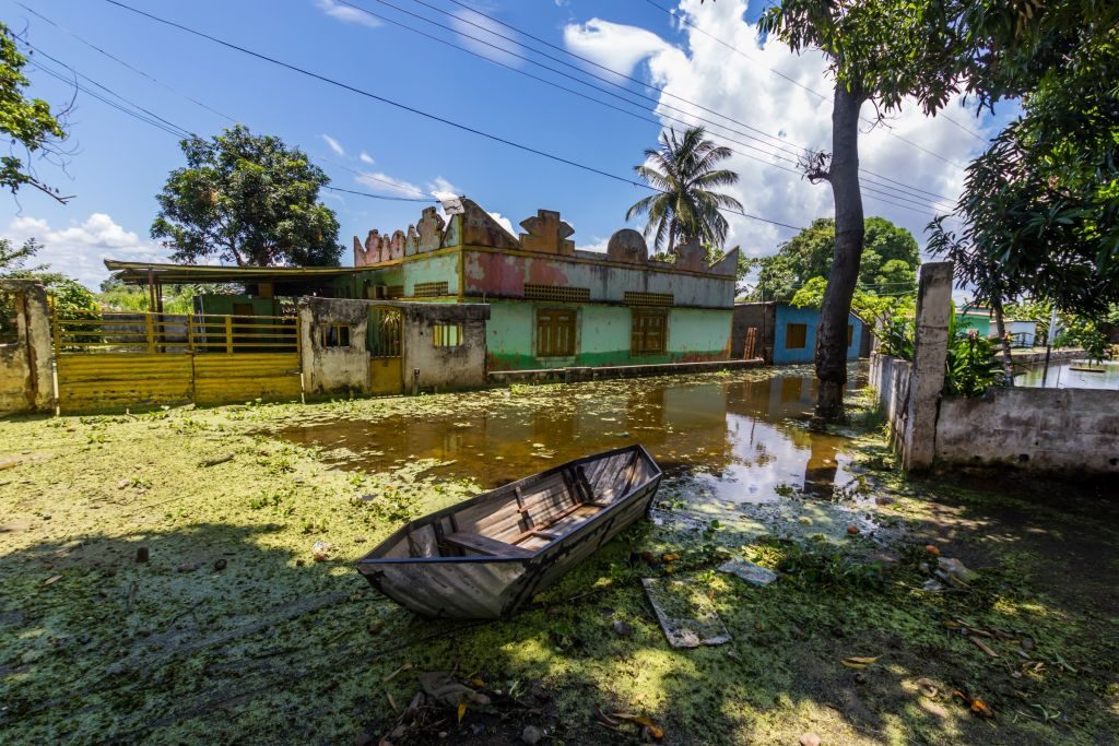 Visão geral de uma rua no município inundado de San Félix, no estado de Bolívar, na Venezuela, em 10 de agosto de 2018. As inundações no rio Orinoco danificaram casas, colheitas e geraram um surto potencial de doenças das quais faltam medicamentos (WILLIAM R. URDANETA / AFP / Getty Images)
