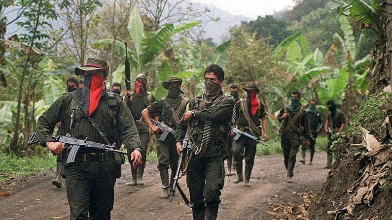Guerrilheiros do Exército de Libertação Nacional (ELN) patrulham uma estrada secundária em Sarare, em 27 de fevereiro de 2000 no departamento de Arauca (STR / AFP / Getty Images)