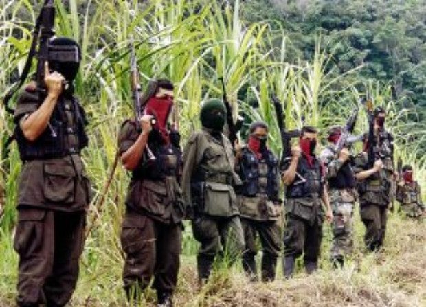 Membros do grupo guerrilheiro Exército de Libertação Nacional (ELN) da Colômbia nas montanhas de Perija, perto da cidade fronteiriça de Cúcuta, Colômbia em 6 de dezembro de 1999 (Foto de STR / AFP / Getty Images)