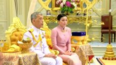 Ex-aeromoça e guarda-costas da realeza se torna rainha da Tailândia