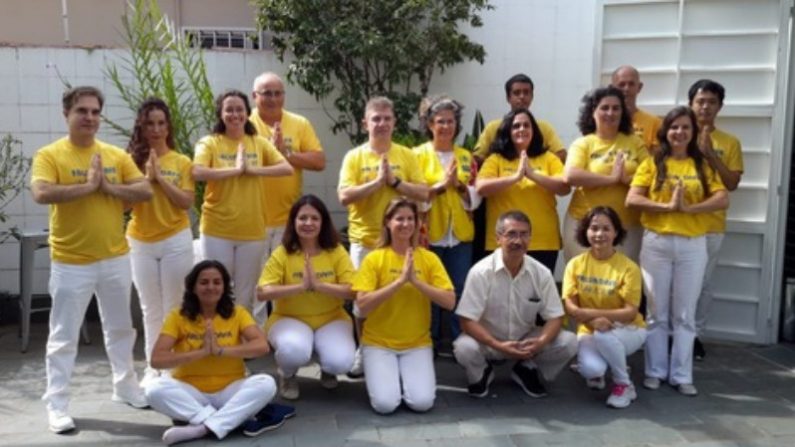 Praticantes  brasileiros tiram foto em grupo depois de terem um encontro para o estudo do Falun Dafa e troca de experiências (Minghui.org)