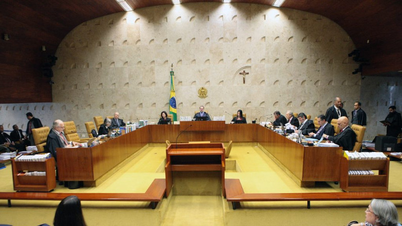 Juristas reagem a conchavo da PEC do Fraldão, ampliando idade-limite no STF
