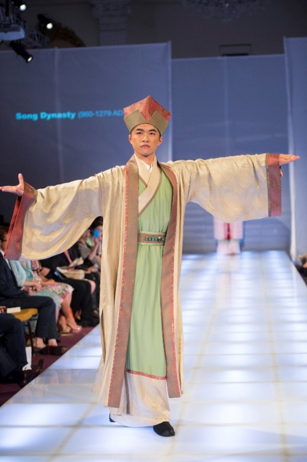 Vestes usadas por acadêmicos da dinastia Song, com o clássico chapéu "Dongpo" (©Epoch Times | Dai Bing)