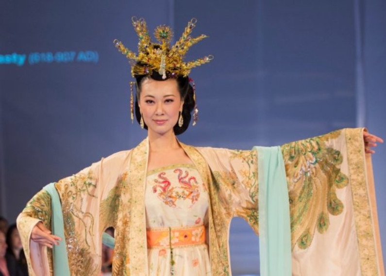 Vestido da imperatriz da dinastia Tang adornado com fênix (©Epoch Times | Dai Bing)