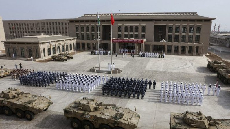Formações militares do Exército Popular de Libertação da China participam da cerimônia de abertura da nova base militar chinesa em Djibouti, na África, em 1º de agosto de 2017 (STR / AFP / Getty Images)