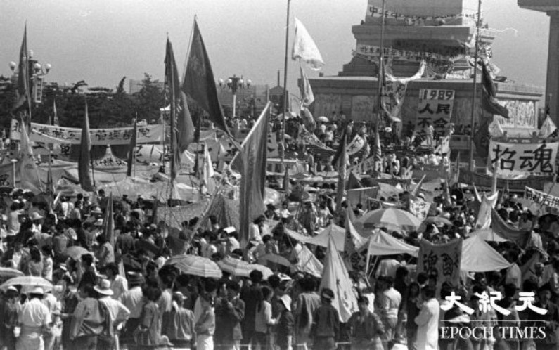 Manifestantes perto do Monumento aos Heróis do Povo na Praça Tiananmen em Pequim, China, em junho de 1989 (Fornecido por Liu Jian / Epoch Times)