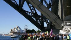 Ativistas escalam ponte de Sydney em protesto contra mudança climática