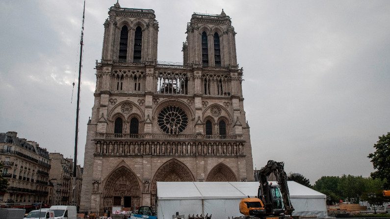 Macron quer reconstruir uma Notre Dame “diversificada” com um minarete islâmico