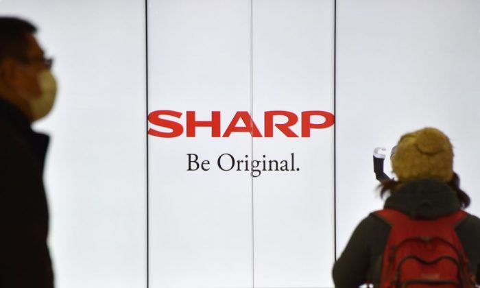 Fabricante de eletrônicos japonesa Sharp planeja mover produção de laptops e displays para fora da China