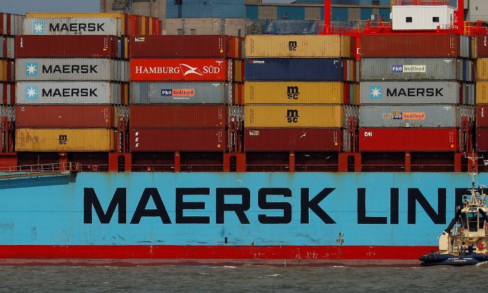 O navio Maersk Sentosa, é auxiliado por rebocadores enquanto navega pelo rio Mersey em Liverpool, na Grã-Bretanha, em 31 de julho de 201 (REUTERS / Phil Noble / File Photo)