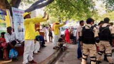 Índia: apresentando Falun Dafa aos peregrinos na árvore sagrada (Fotos)