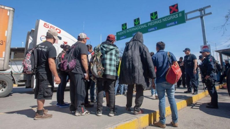 Dezesseis migrantes centro-americanos atravessam a Ponte Internacional II para serem entrevistados pelas autoridades de imigração dos EUA em Piedras Negras, Estado de Coahuila, México, na fronteira com os EUA, em 16 de fevereiro de 2019 (Julio Cesar Aguilar / AFP / Getty Images)