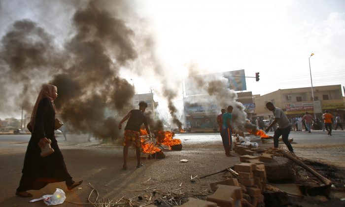 Forças de segurança do Sudão atacam manifestantes e médicos, contabilizando pelo menos 30 mortos