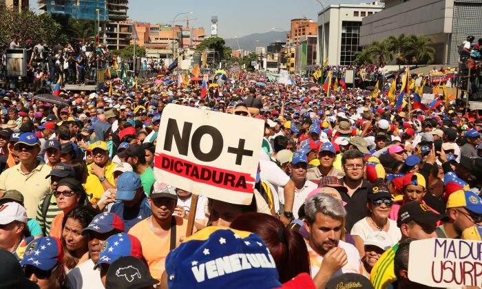 Manifestantes protestam contra o governo de Nicolás Maduro na avenida principal de Las Mercedes, no município de Baruta, em Caracas, Venezuela, em 2 de fevereiro de 2019 (Edilzon Gamez / Getty Images)