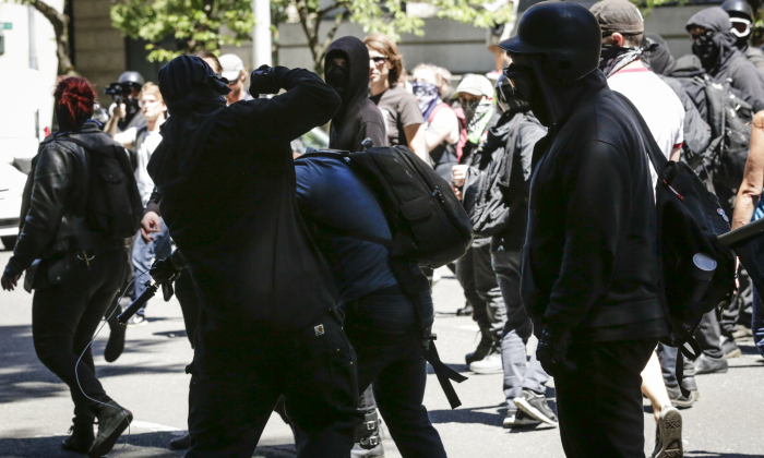 Membros do grupo Antifa agridem violentamente jornalista conhecido por expôr sua violência