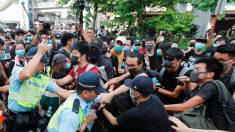 Manifestantes e policiais de Hong Kong entram em conflito durante protesto contra comerciantes chineses