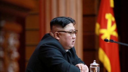 Nova Constituição da Coreia do Norte nomeia Kim chefe de Estado