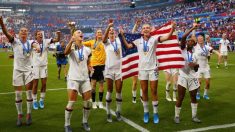 “Desrespeito incrível:” equipe feminina de futebol deixa bandeira americana cair no chão (vídeo)