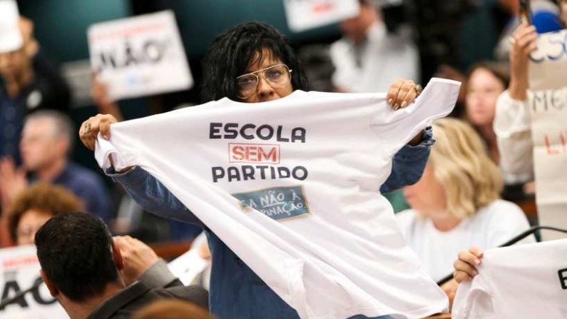 Escola Sem Partido critica falta de apoio de Bolsonaro e suspende defesa da causa