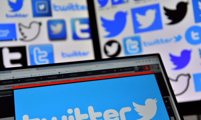 Logotipos de notícias on-line dos EUA e serviço de rede social Twitter exibidos nas telas dos computadores em 20 de novembro de 2017 (Loic Venance / AFP / Getty Images)