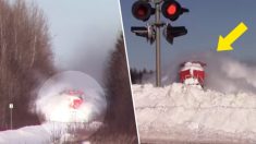 Trem em alta velocidade segue em direção à muralha de neve, o momento da colisão é chocante