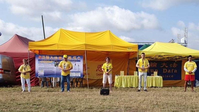 Polônia: estande do Falun Gong é sucesso no maior festival de rock da Europa (Fotos)