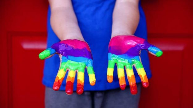 Hungria amplia proibição a produtos com temática homossexual ou transexual para menores