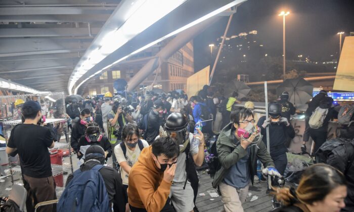 Efeitos da exposição ao gás lacrimogêneo aumentam tensão em Hong Kong