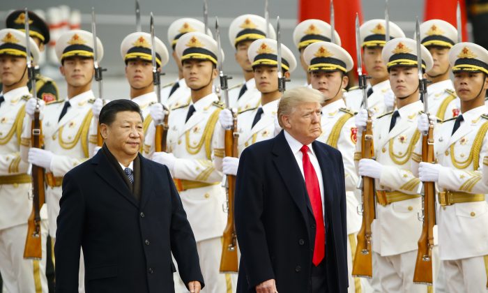 O presidente dos EUA, Donald Trump, inspeciona a guarda de honra com o líder chinês Xi Jinping em Pequim, em 9 de novembro de 2017 (Thomas Peter-Pool / Getty Images)