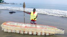 Africano vê garrafas de plástico boiando em rio e decide usá-las para fazer barco