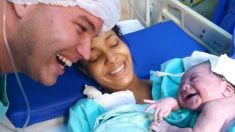 Bebê recém-nascida cumprimenta o pai com um sorriso radiante no instante em que ela reconhece sua voz